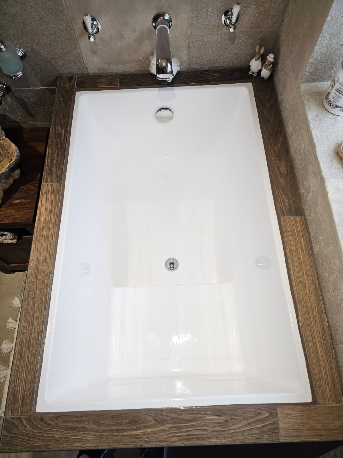 1100 x 700 Seated Soaking Tub – 1000mm Depth – Rectangular – Omnitub