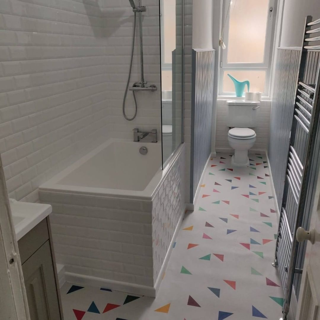 1250 x 750 Deep Bath Handmade in Somerset with Free Shipping. Optional Whirlpools, Jet Spas, Lights. Available in Any Colour, Panels & Wastes. Made In Britain.