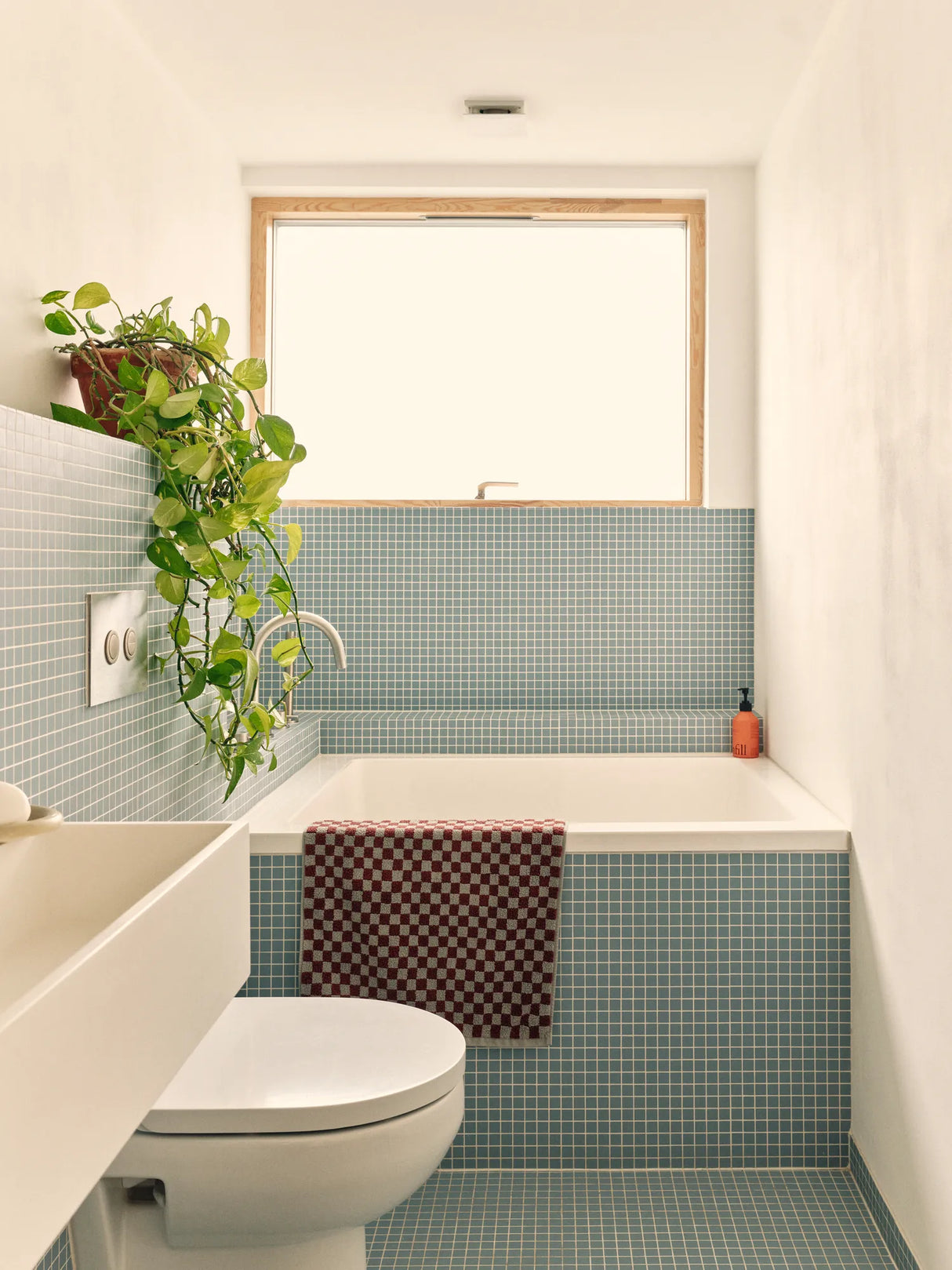 Omnitub 1150 x 900 deep soaking tub 600mm depth rectangular - main product view