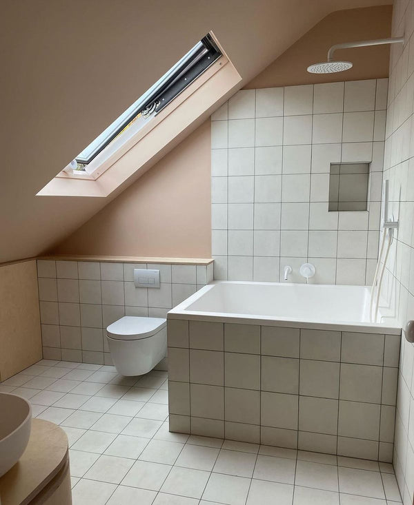 Omnitub Solo Plus 1250 x 750 UK deep soaking tub 600mm depth rectangular - interior detail