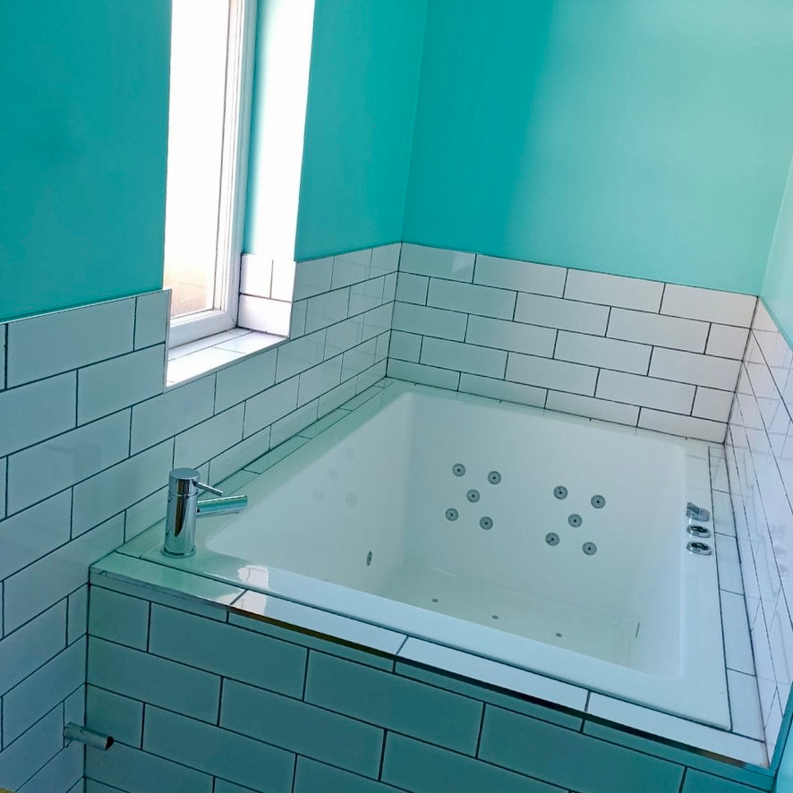 Extra Deep Whirlpool Baths by Omnitub - configuration detail
