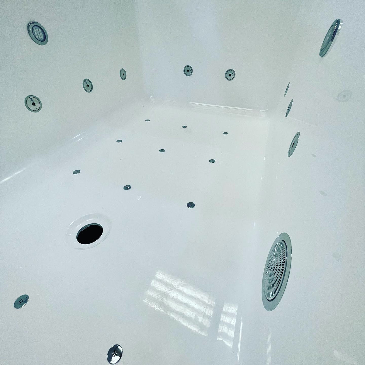 Extra Deep Whirlpool Baths by Omnitub - finish and texture