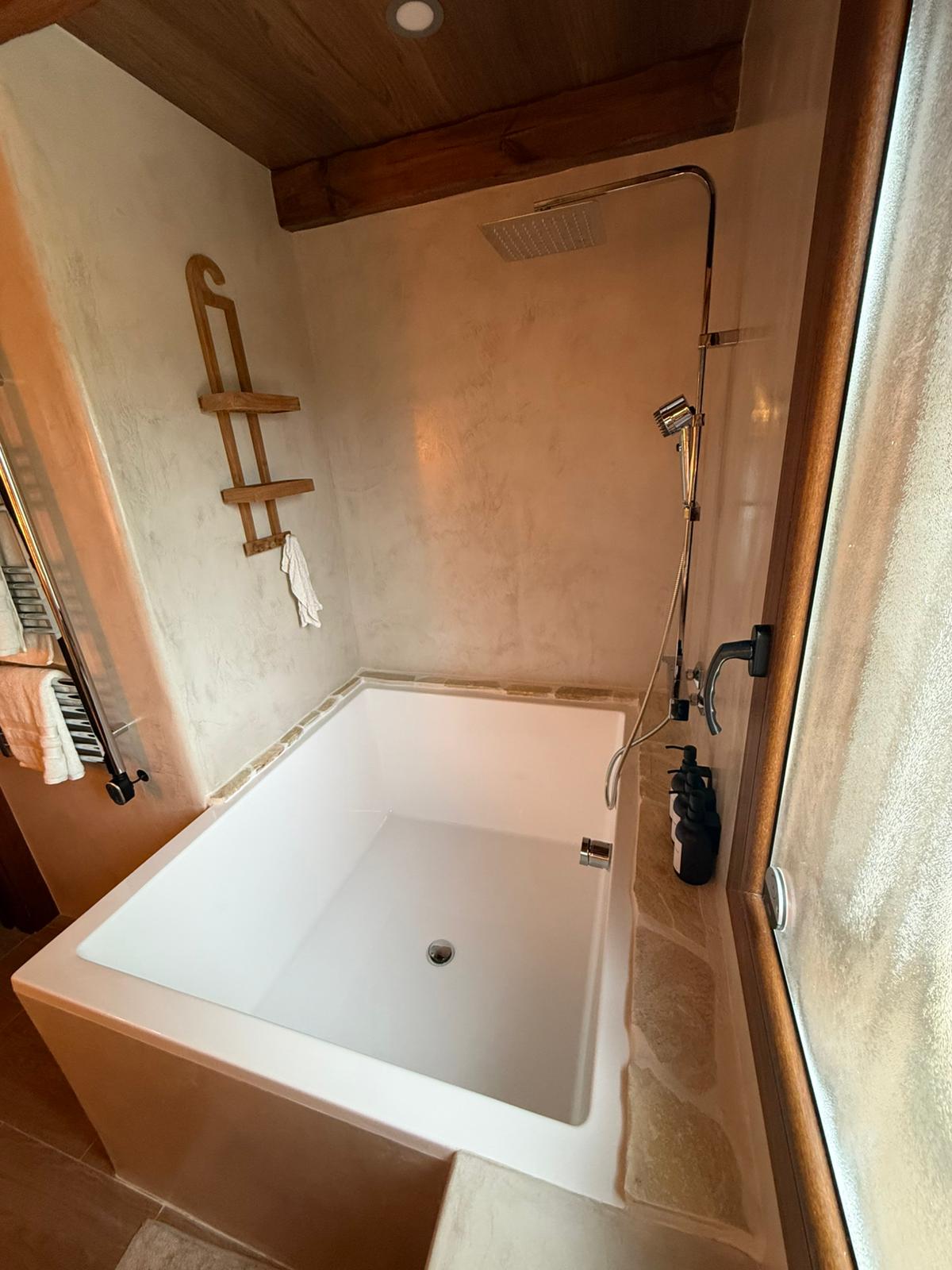 Omnitub 1400 x 1200 deep soaking tub 600mm depth wide rectangular - side angle