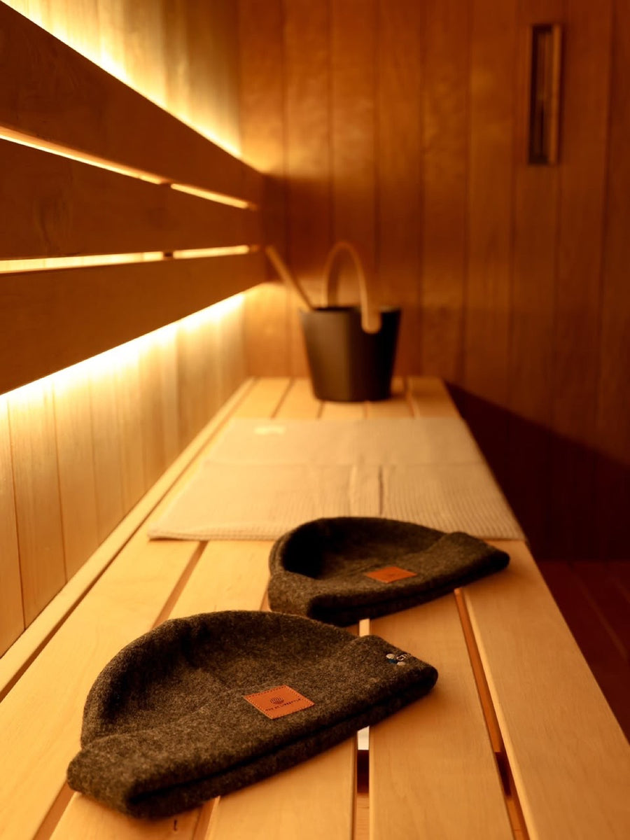 The single tub and the lit niche
