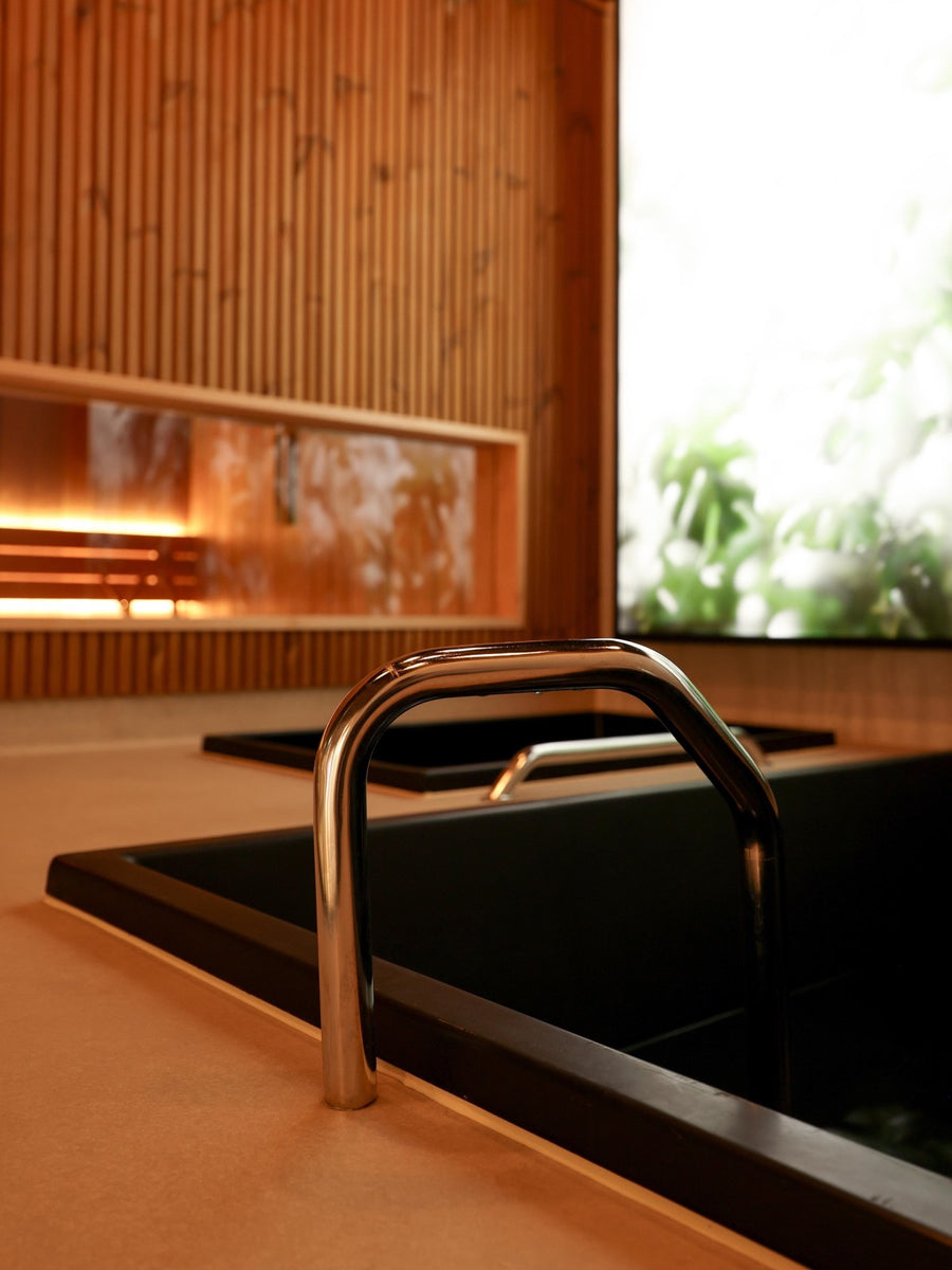 Mirror-polished rail on the black tub edge