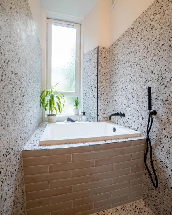 Omnitub Duo Square 1050 x 1050 deep soaking tub 600mm depth square - close-up detail