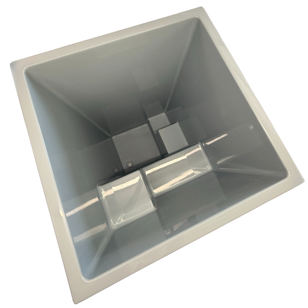 Omnitub 1000 x 1000 plunge tub 1500mm depth stepped square - close-up detail