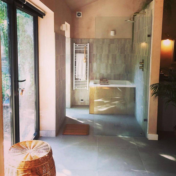 Omnitub 1050 x 750 handmade UK deep soaking tub 600mm depth rectangular - feature highlight