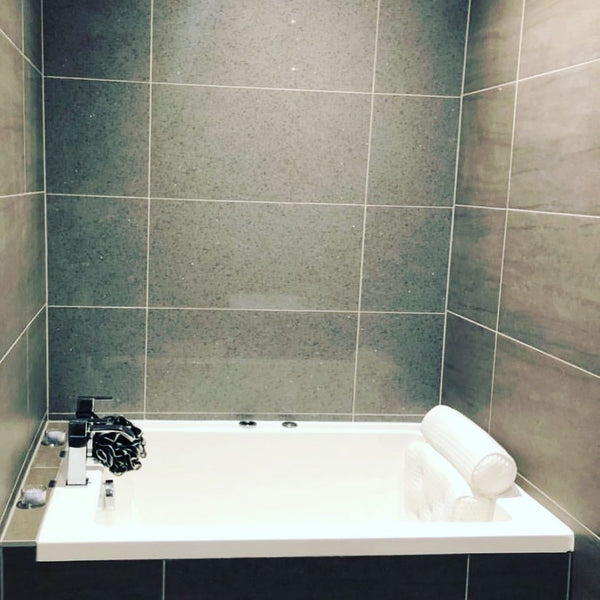 Omnitub Duo Square 1050 x 1050 deep soaking tub 600mm depth square - feature highlight